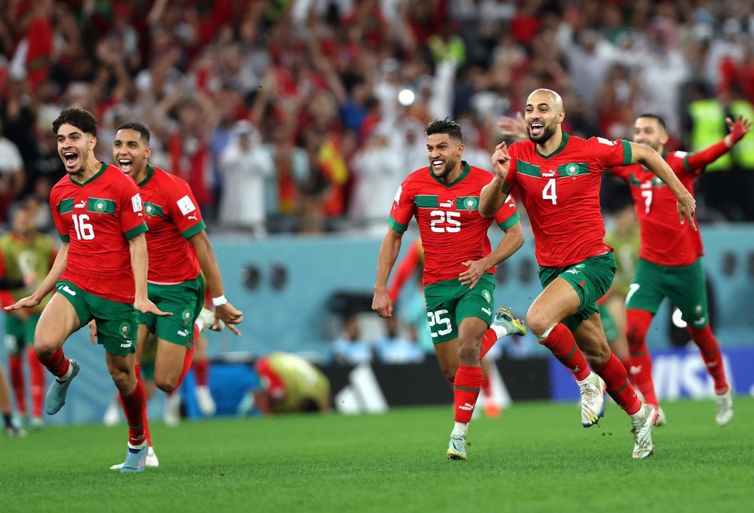 Jugadores de Marruecos celebran el pase. EFE/EPA/Tolga Bozoglu