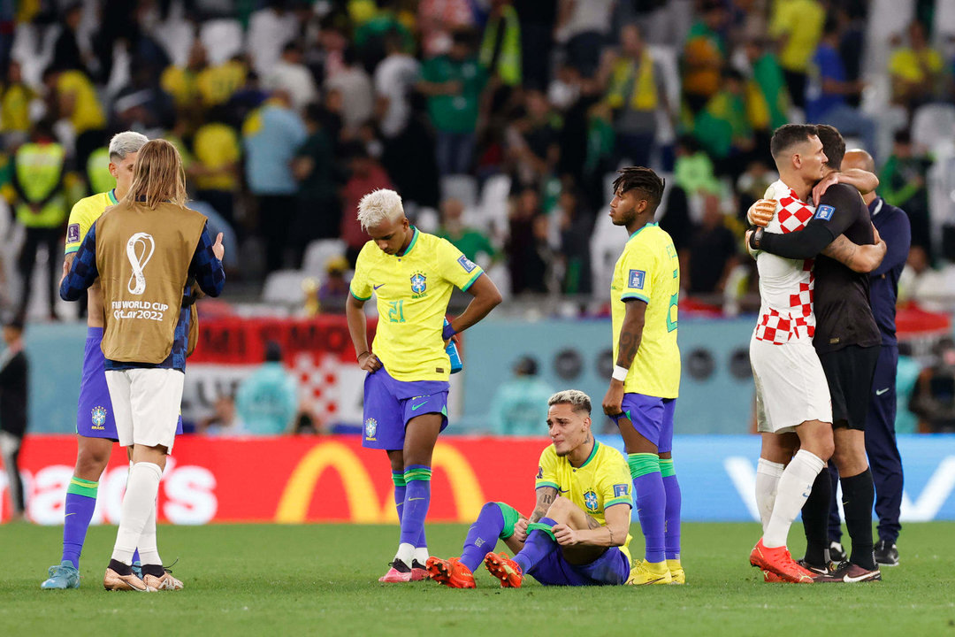 Jugadores de Brasil reaccionan tras fallar la serie de penaltis hoy, en un partido de los cuartos de final del Mundial de Fútbol Qatar 2022 entre Croacia y Brasil en el estadio Ciudad de la Educación en Rayán (Catar) EFE/ Esteban Biba