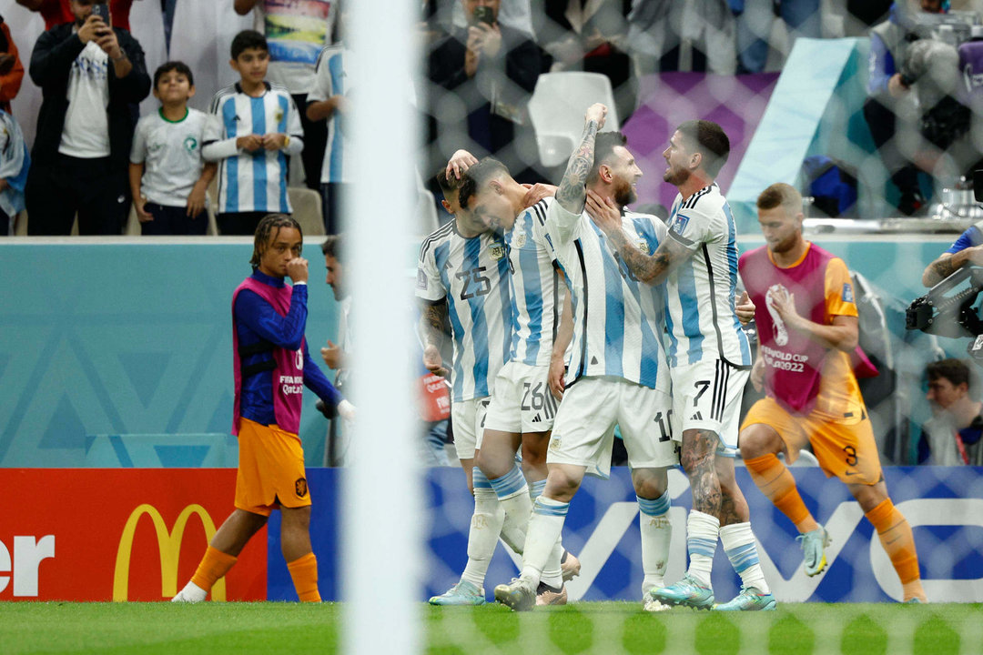 Jugadores de Argentina celebran un gol hoy, en un partido de los cuartos de final del Mundial de Fútbol Qatar 2022 entre Países Bajos y Argentina  en el estadio de Lusail (Catar). EFE/ Rodrigo Jiménez