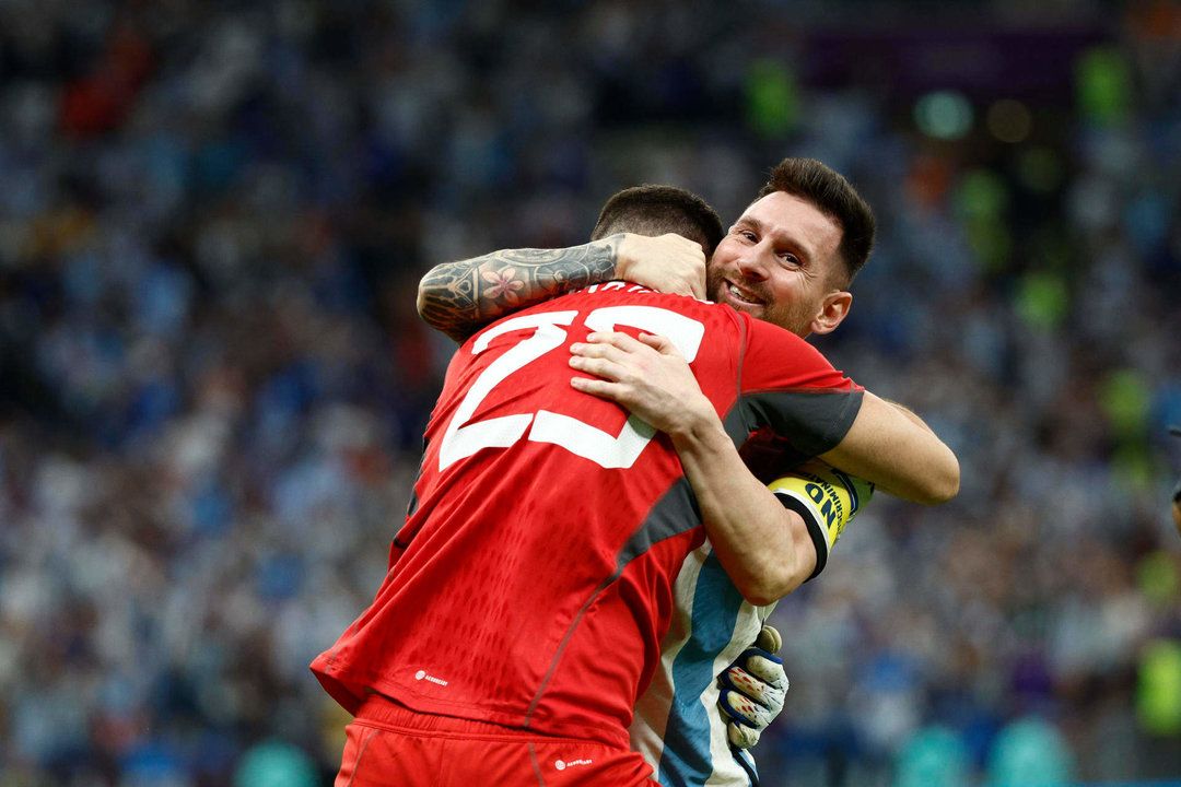 Lionel Messi de Argentina celebra hoy, en un partido de los cuartos de final del Mundial de Fútbol Qatar 2022 entre Países Bajos y Argentina  en el estadio de Lusail (Catar). EFE/ Rodrigo Jiménez