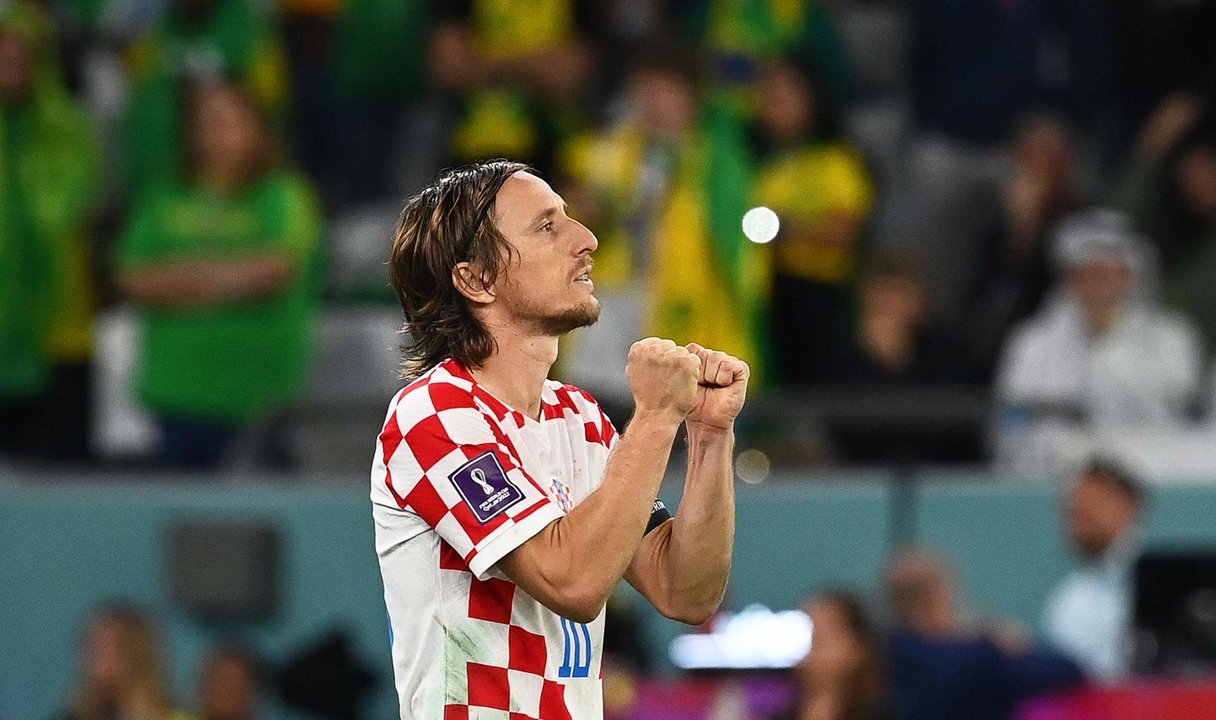 El centrocampista croata Luka Modric celebra la victoria ante Brasil tras su encuentro de cuartos de final del Mundial de Qatar 2022. EFE/ Georgi Licovski