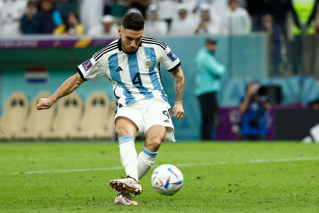 El argentino Gonzalo Montiel lanza un penalti ante Países Bajos, en los cuartos de final del Mundial. EFE/ Rodrigo Jiménez