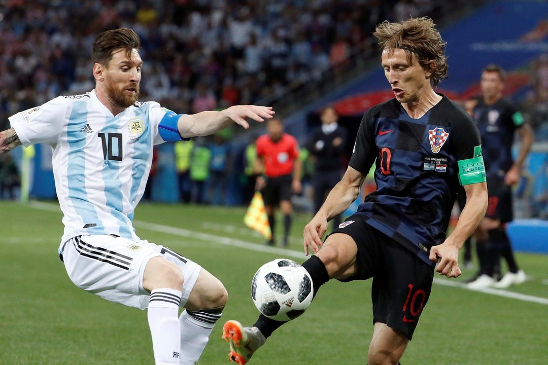 Lionel Messi y Luka Modric, durante el Argentina-Croacia del Mundial de Rusia 2018. EFE/Kiko Huesca. Solo uso editorial.