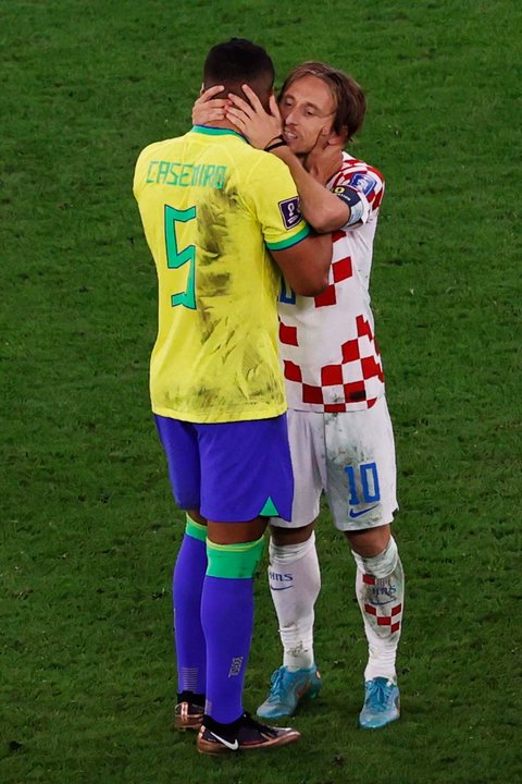 Luka Modric (d) abraza a su excompañero en el Real Madrid Carlos Casemiro tras el partido en el que Croacia eliminó a Brasil del Mundial de Qatar.  EFE/EPA/Rolex dela Pena/