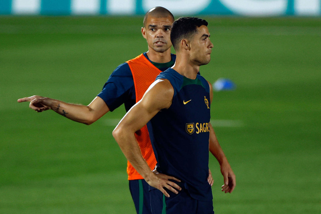 El delantero Cristiano Ronaldo (d)  y el defensa Kleper Laveran "Pepe" . EFE/ Alberto Estévez