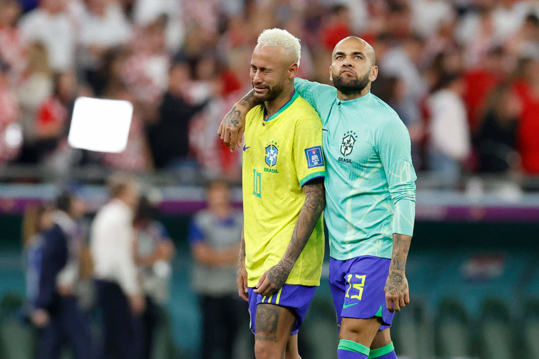 Neymar y Daniel Alves (d) de Brasil reaccionan durante el partido de fútbol de cuartos de final de la Copa Mundial de la FIFA. EFE/ Esteban Biba