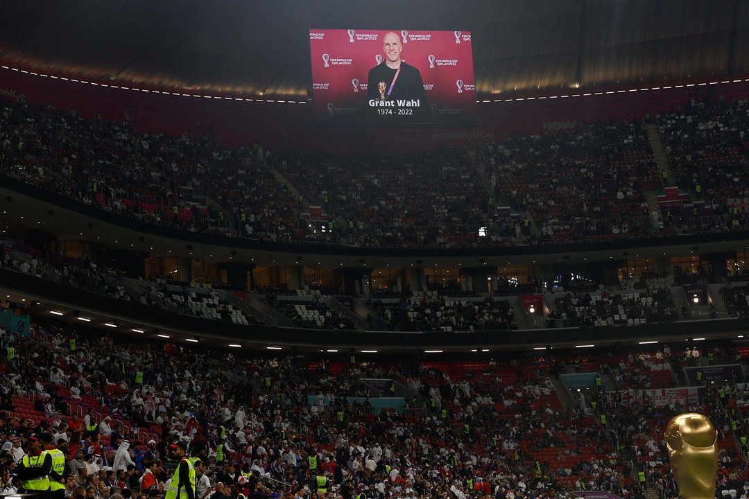 Fotografía de una pantalla en donde muestra la imagen del periodista estadounidense Grant Wahl fallecido en un partido de los cuartos de final del Mundial de Fútbol Qatar 2022 entre Inglaterra y Francia  en el estadio Al Bait en Jor (Catar). EFE/ Juanjo Martín