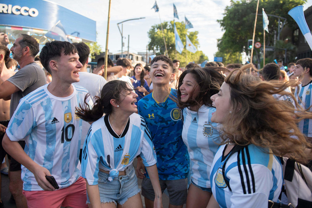 Un grupo de personas celebra la victoria de la selección nacional durante la transmisión del partido del Mundial de Qatar 2022 entre Argentina y Croacia, hoy, en Rosario (Argentina). EFE/ Franco Trovato Fuoco