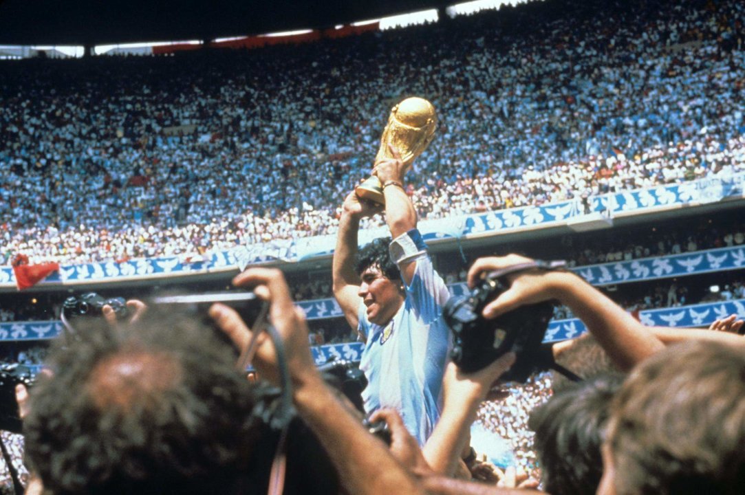 Diego Maradona es llevado en hombros tras conquistar el Mundial de México'86. EFE/ra