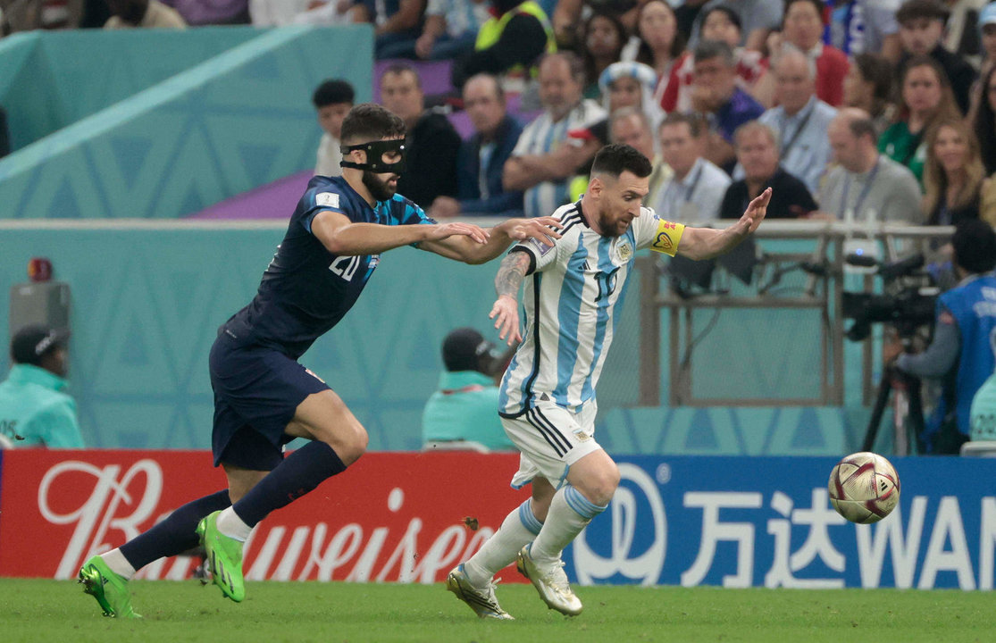 Lionel Messi disputa un balón con el defensa croata Josko Gvardiol, durante la semifinal del Mundial de Qatar 2022.EFE/Juan Ignacio Roncoroni
