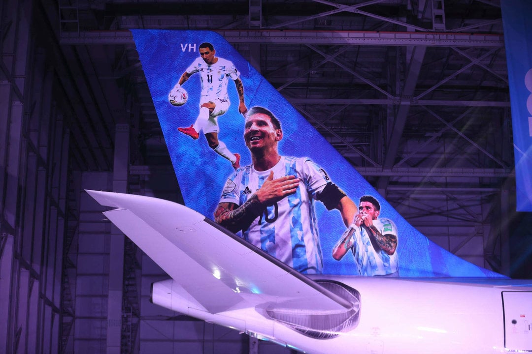 Detalle hoy del avión Airbus a330-200 de Aerolíneas Argentinas que llevó al seleccionado de fútbol y a los hinchas al Mundial de Qatar 2022. EFE/Juan Ignacio Roncoroni