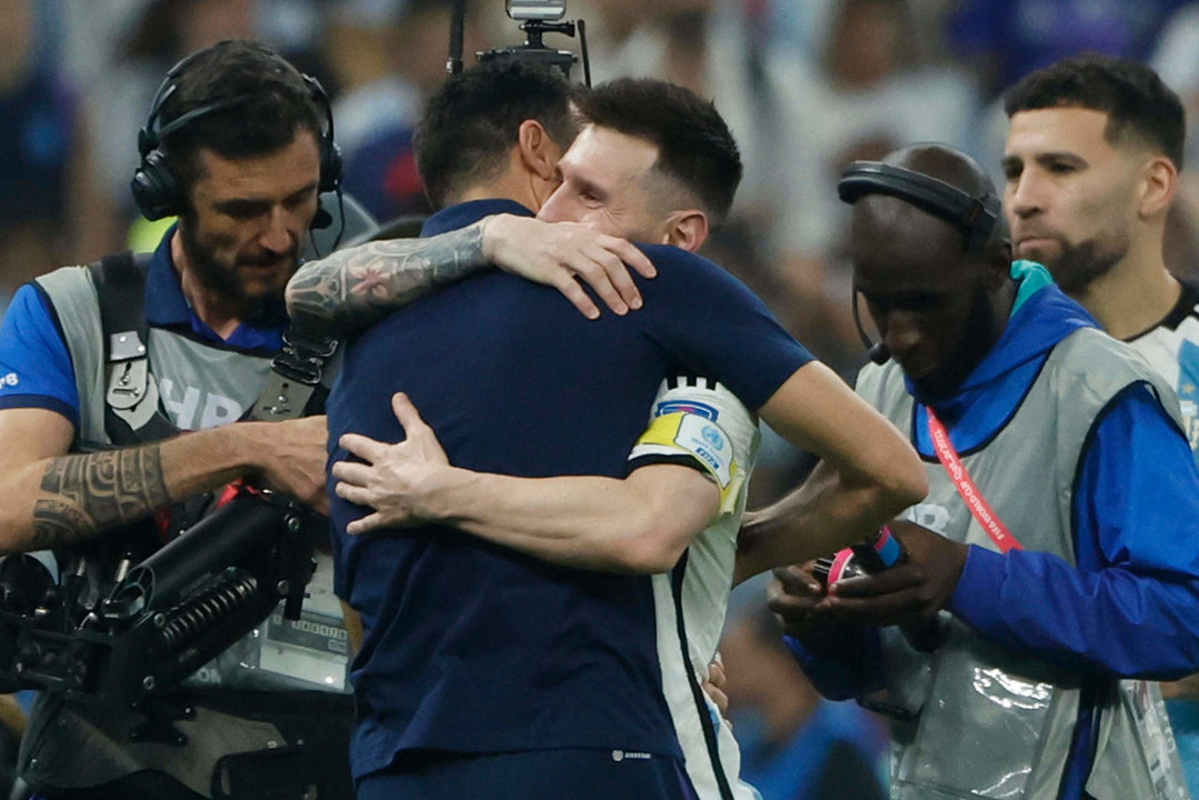Leo Messi se abraza al técnico Linel Scaloni, tras clasificarse a la final del Mundial de Qatar 2022. EFE/ Juanjo Martin