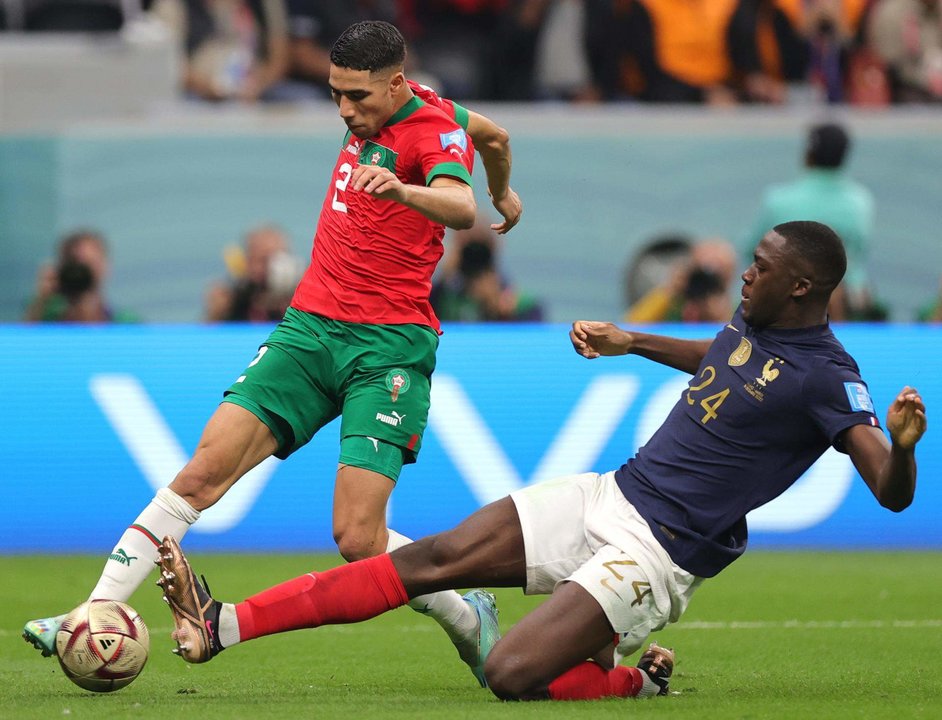 Ibrahima Konaté (dch), durante el partido entre Francia y Marruecos en el estadio Al Bait en Jor. EFE/EPA/Friedemann Vogel