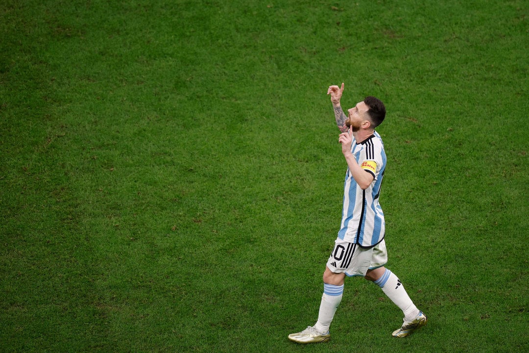 Lionel Messi de Argentina celebra un gol hoy, en un partido de semifinales del Mundial de Fútbol Qatar 2022 entre Argentina y Croacia en el estadio de Lusail (Catar). EFE/ Alberto Estevez