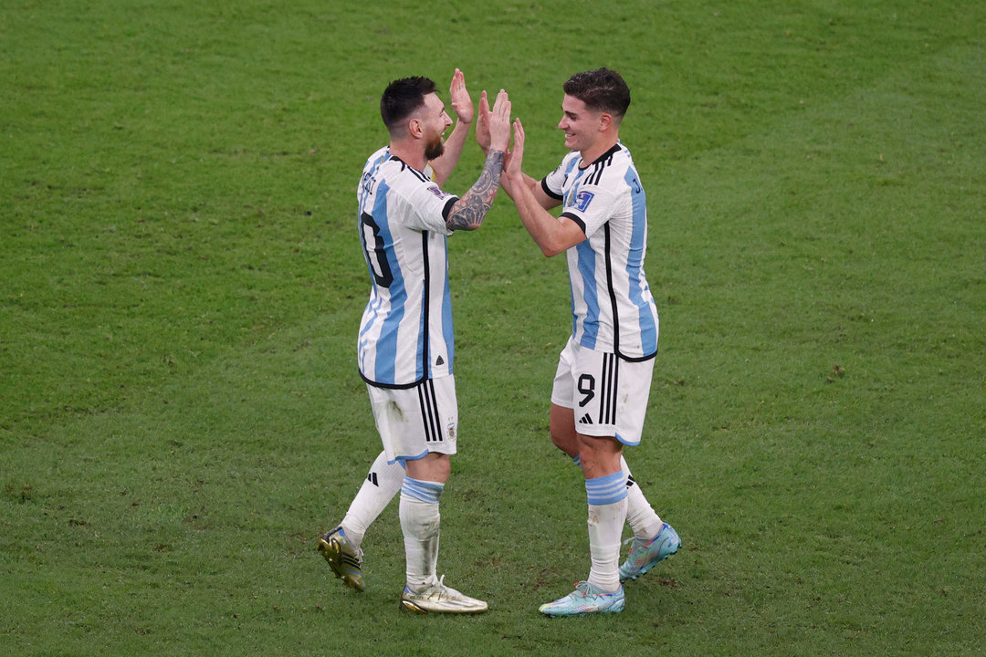 Lionel Messi (i) y Julian Álvarez de Argentina celebran un gol, el 13 de diciembre de 2022, en un partido de semifinales del Mundial de Fútbol Qatar 2022 entre Argentina y Croacia en el estadio de Lusail (Catar). EFE/Alberto Estevez