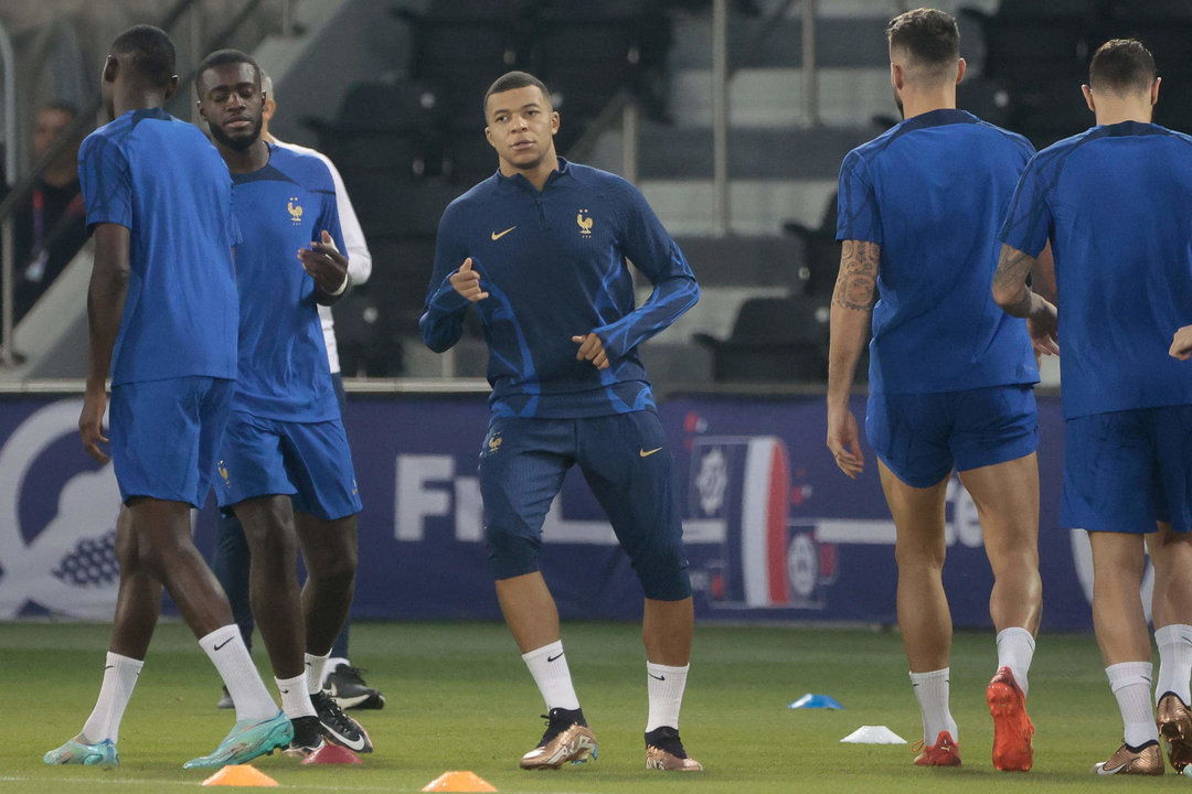 El delantero de Francia Kylian Mbappé (c) participa en un entrenamiento del equipo este sábado en el Virtual Stadium de Doha, Catar. Francia y Argentina disputarán la final del Mundial el domingo. EFE/Juan Ignacio Roncoroni