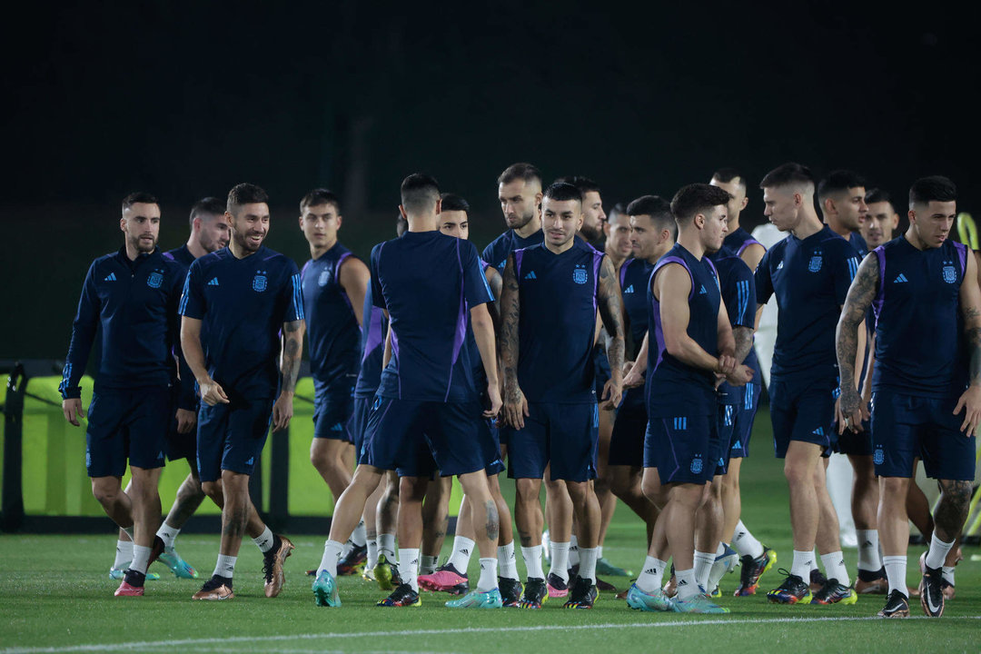 Jugadores de la selección argentina participan en un entrenamiento del equipo este sábado en el Estadio de la Universidad de Catar, en Doha, Catar, en la víspera de la final del Mundial de Qatar 2022 ante la selección de Francia. EFE/Juan Ignacio Roncoroni